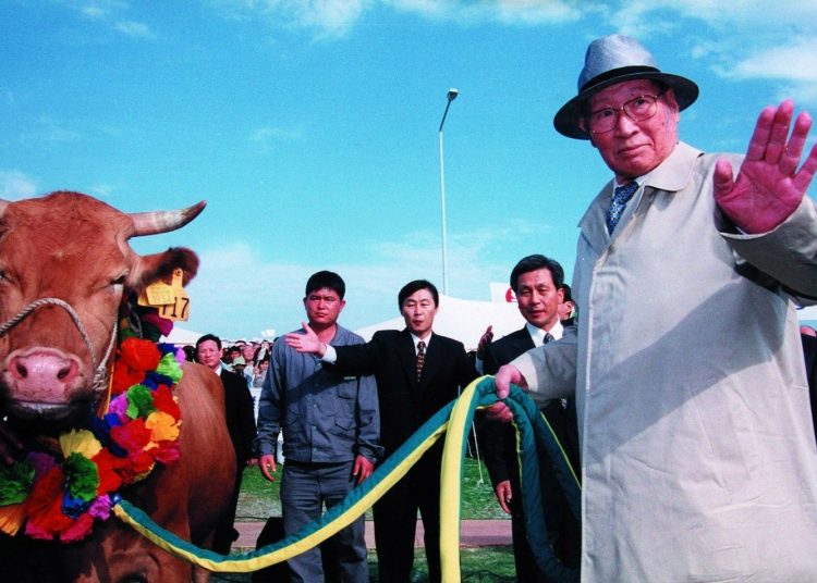 O πάμπτωχος γεωργός από τη Βόρεια Κορέα που έφτιαξε την αυτοκρατορία της Hyundai από το τίποτα