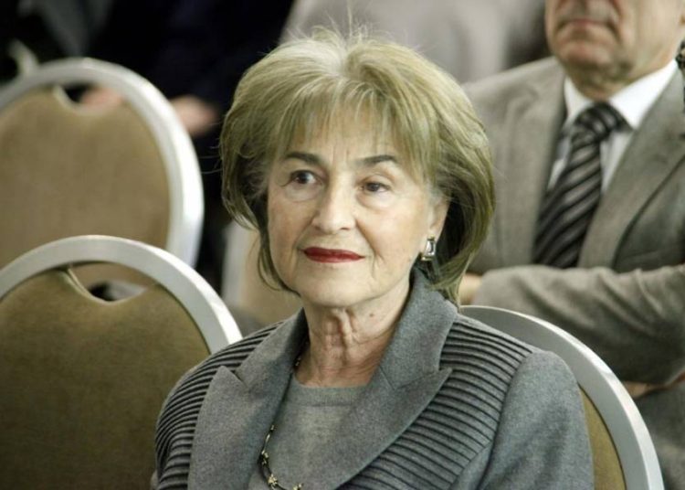 Δάφνη Σημίτη: Θα αποποιηθεί τα προνόμια του Σημίτη όπως σύνταξη, ασφάλεια, αυτοκίνητο