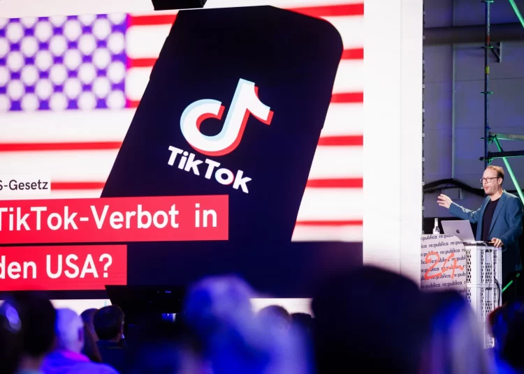 Στο χέρι του Τραμπ αν θα «τραβήξει την πρίζα» για το TikTok στις ΗΠΑ