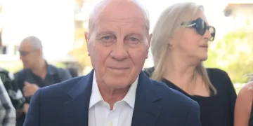 Μίμης Δομάζος: Διασωληνωμένος και σε κρίσιμη κατάσταση μετά την ανακοπή