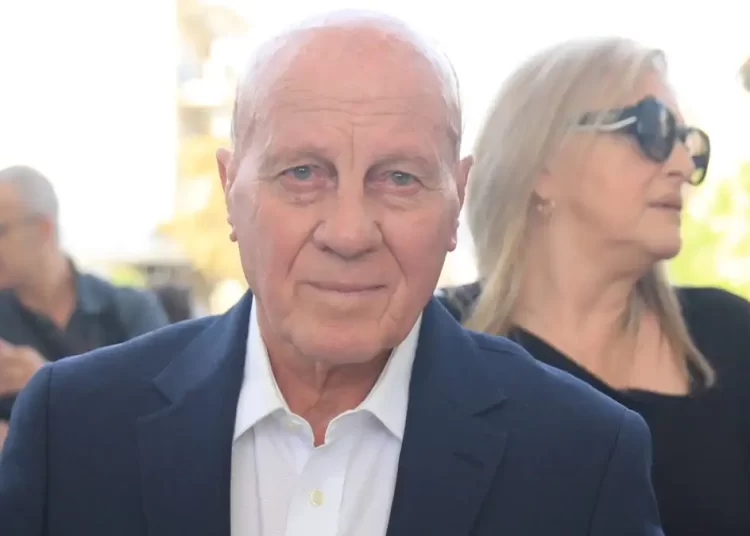 Μίμης Δομάζος: Διασωληνωμένος και σε κρίσιμη κατάσταση μετά την ανακοπή