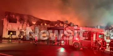 «Κάηκε ολοσχερώς» εργοστάσιο της «Καραμολέγκος» στο Κορωπί – Η ανακοίνωση της εταιρείας