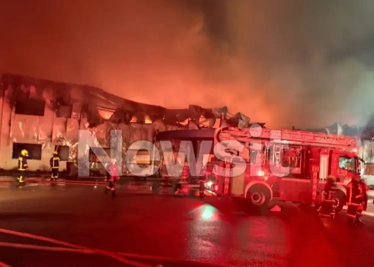 «Κάηκε ολοσχερώς» εργοστάσιο της «Καραμολέγκος» στο Κορωπί – Η ανακοίνωση της εταιρείας