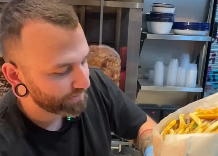 Έλληνας σουβλατζής τρελαίνει το Λονδίνο – Το challenge με το τυλιχτό των 4 κιλών