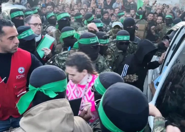 Ισραήλ: Η στιγμή που η Χαμάς παραδίδει τις τρεις γυναίκες ομήρους στον Ερυθρό Σταυρό