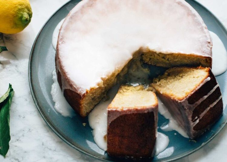 Kέικ λεμονιού με γλάσο ζάχαρης & χωρίς μίξερ