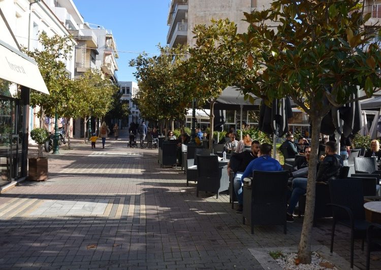 Ηλεία: «Ρυθμιστής» της αγοράς το ελαιόλαδο-Περιμένουν τις εκπτώσεις τα μαγαζιά