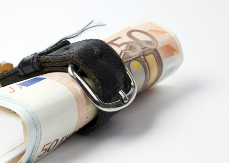 Πώς ζεις με 800 ευρώ μισθό και 600 ευρώ νοίκι; H δύσκολη καθημερινότητα στην Ελλάδα