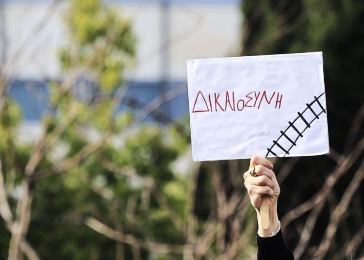 Politico – Έγκλημα Τέμπη: Πιθανή ποινική ευθύνη δύο πρώην υπουργών Μεταφορών