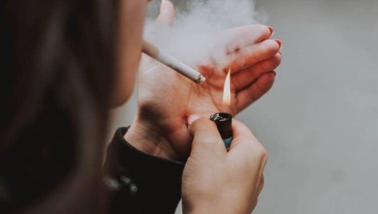 Κινήσεις να “κοπεί” το αλκοόλ στους ανηλίκους και κατά του τσιγάρου στους εξωτερικούς χώρους