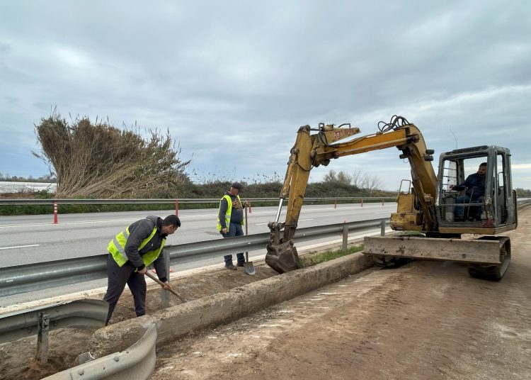 Πατρών-Πύργου: Εργασίες της Περιφέρειας στο ύψος Κουρτεσίου που γίνονται πλημμύρες