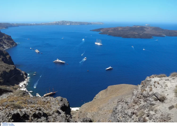 Μπαράζ σεισμών στην Σαντορίνη: Κλειστά τη Δευτέρα τα σχολεία