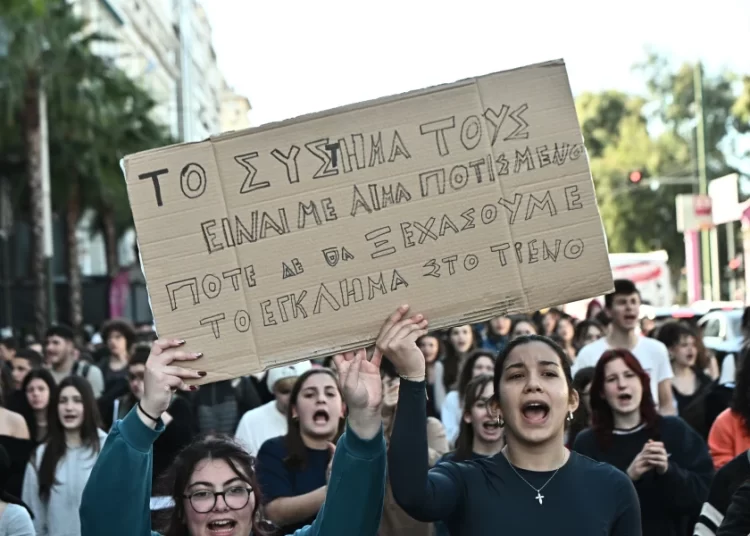 «Δεν έχω οξυγόνο»: Γεμίζουν πλατείες και δρόμοι από μαθητές και φοιτητές σήμερα για τα Τέμπη