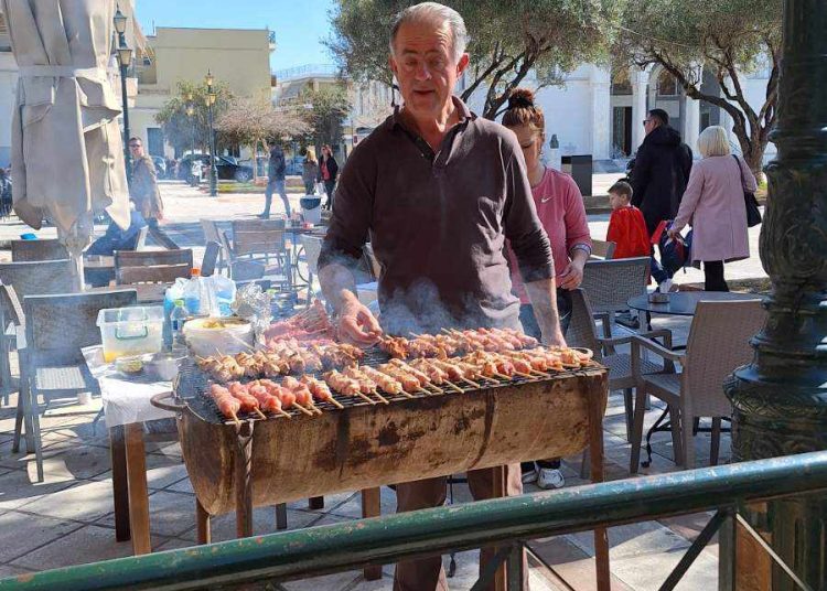 Ο Πύργος και όλη η Ηλεία τηρεί το έθιμο της Τσικνοπέμπτης  (φωτο)