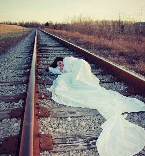 Ξημερώνει… Κι εσύ δε λες να ‘ρθεις… Πού να είσαι; Ποια χέρια σε κοιμίζουνε;