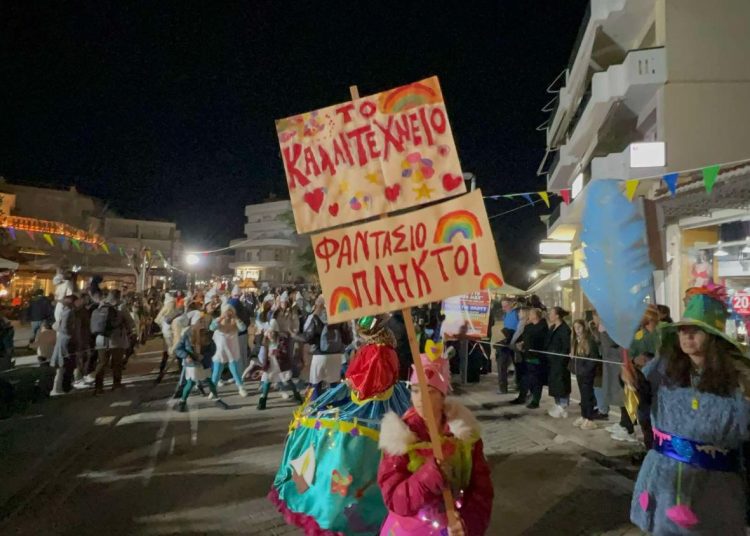 Εντυπωσιακή η Νυχτερινή Ποδαράτη Παρέλαση του Καρναβαλιού Αμαλιάδας 2025