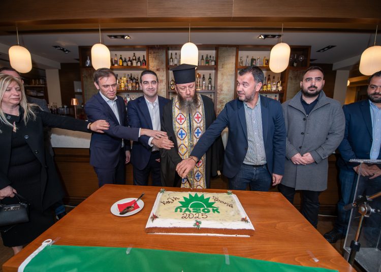 Κατάμεστη η αίθουσα στην κοπή της πίτας του ΠΑΣΟΚ Ηλείας