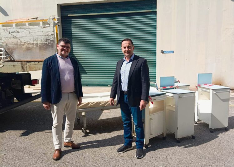 Zαχάρω: Δώρισε κρεβάτια το νοσοκομείο Πύργου για το κέντρο φροντίδας ηλικιωμένων