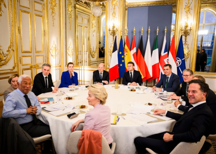 Aδύναμη η Ευρώπη απέναντι στη διαπραγμάτευση ΗΠΑ-Ρωσίας για την Ουκρανία