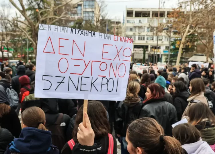 Δημοσκόπηση Alco: 7 στους 10 Έλληνες ρίχνουν αρνητική «ψήφο» σε κυβέρνηση και Δικαιοσύνη για την τραγωδία στα Τέμπη