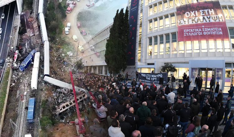 Εκατοντάδες άτομα «πολιορκούν» το κτήριο της Δημόσιας Τηλεόρασης στην Αγία Παρασκευή