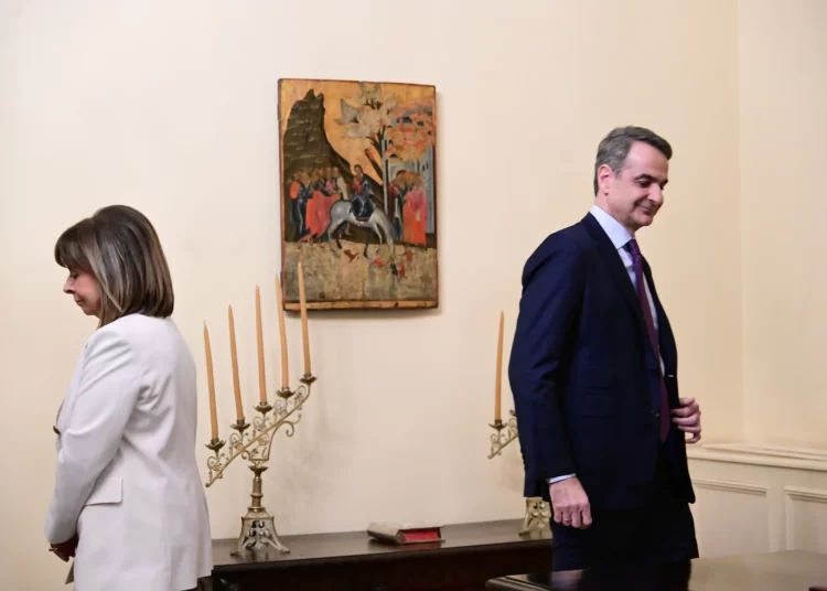 Η Πρόεδρος της Δημοκρατίας «αδειάζει» τον πρωθυπουργό για τα Τέμπη