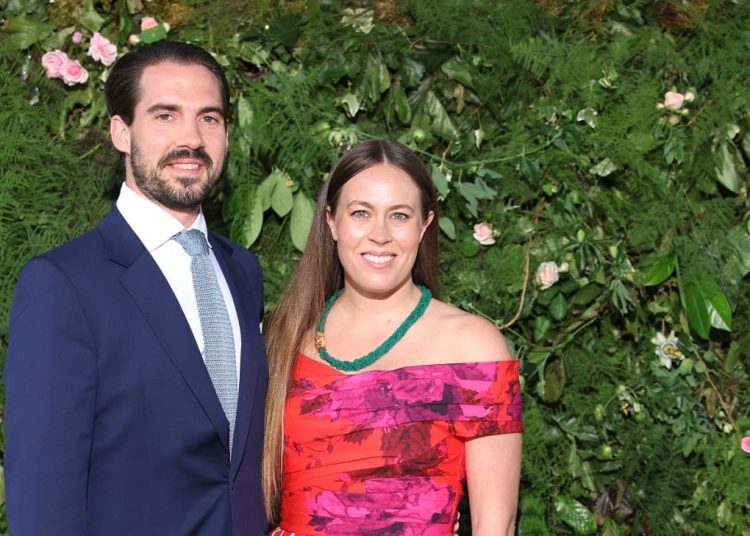 Η Νίνα Φλορ υπογράφει ως «πριγκίπισσα της Ελλάδας»