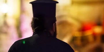 Ιερέας θώπευσε πιστή την ώρα της εξομολόγησης – Τιμωρήθηκε με 4 χρόνια φυλακή