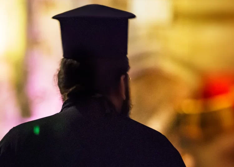 Ιερέας θώπευσε πιστή την ώρα της εξομολόγησης – Τιμωρήθηκε με 4 χρόνια φυλακή