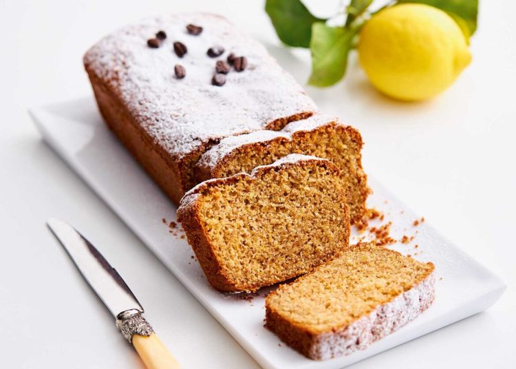 Κέικ λεμονιού με σιρόπι καφέ