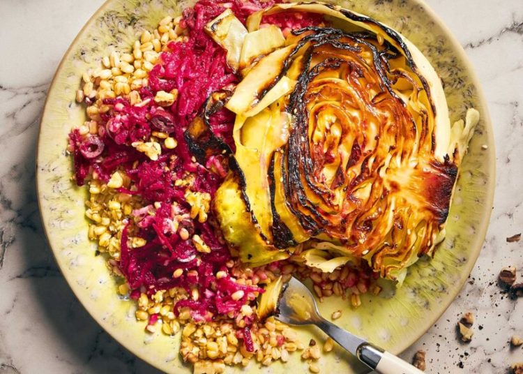 «Μπριζόλες» λάχανου με σαλάτα από σιτάρι, παντζάρι & ξινόμηλο