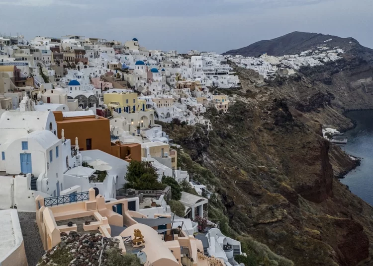 «Κινδυνεύουν τα σπίτια με θέα, στο χείλος της Καλντέρας» λέει καθηγητής γεωλογίας για τους σεισμούς στη Σαντορίνη