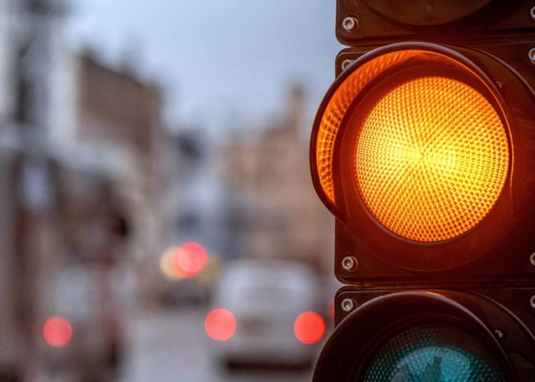 Τι πρόστιμο πληρώνω αν περάσω με πορτοκαλί φανάρι; Πότε κινδυνεύω με έως 10 χρόνια φυλακή