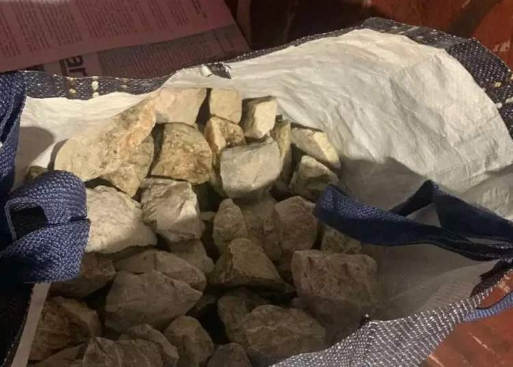 Πάτρα: Έφοδος της αστυνομίας στο πρώην παράρτημα του πανεπιστημίου – Βρέθηκαν σακίδια με πέτρες και μάρμαρα, κράνη και αυτοσχέδιες ξύλινες ασπίδες