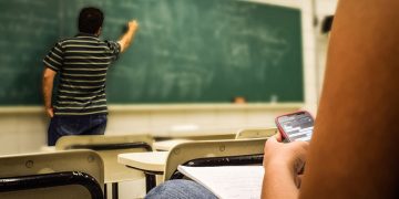 Περισσότερες από 20.000 αποβολές για τα κινητά στα σχολεία