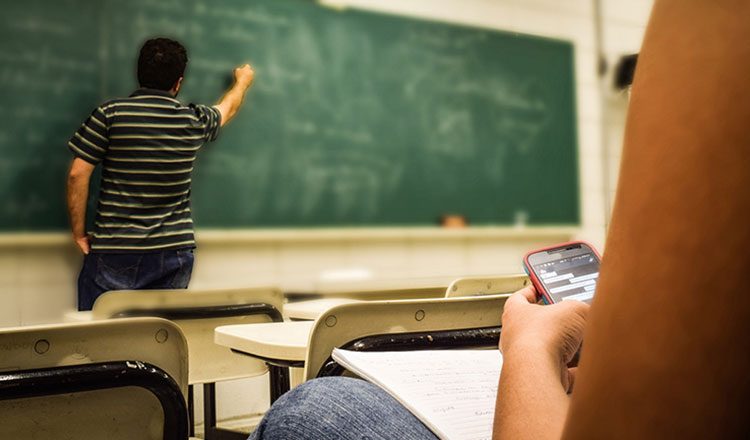 Περισσότερες από 20.000 αποβολές για τα κινητά στα σχολεία