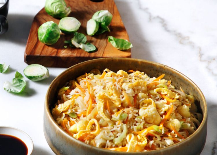 Τηγανητό ρύζι με αυγό, λαχανικά και σουσάμι