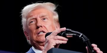 Ο Ντόναλντ Τραμπ ανακοίνωσε πως καταργεί τα χάρτινα καλαμάκια – Επιστρέφουν τα πλαστικά