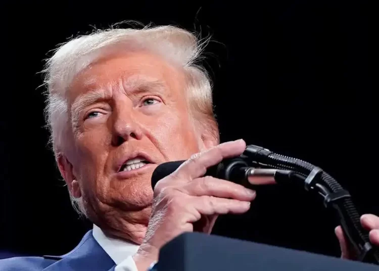 Ο Ντόναλντ Τραμπ ανακοίνωσε πως καταργεί τα χάρτινα καλαμάκια – Επιστρέφουν τα πλαστικά