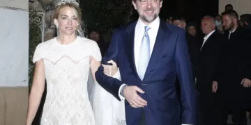 Παντρεύτηκαν ο Νικόλαος Ντε Γκρες και η Χρυσή Βαρδινογιάννη: Όλα όσα έγιναν στον Ιερό Ναό στην Πλάκα