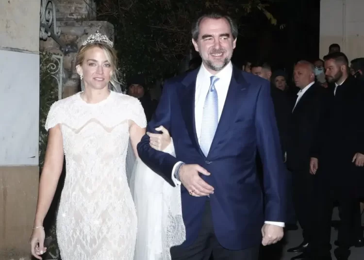 Παντρεύτηκαν ο Νικόλαος Ντε Γκρες και η Χρυσή Βαρδινογιάννη: Όλα όσα έγιναν στον Ιερό Ναό στην Πλάκα