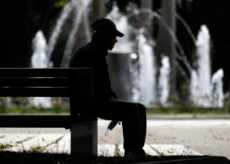 Ελλάδα: Γέροι στη δουλειά, νέοι στην ανεργία