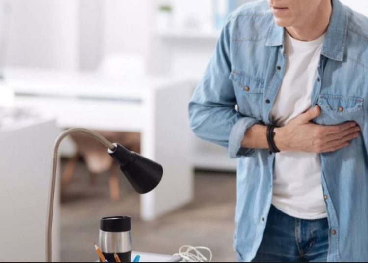 Έμφραγμα: Τα επικίνδυνα συμπτώματα που δεν μας υποψιάζουν