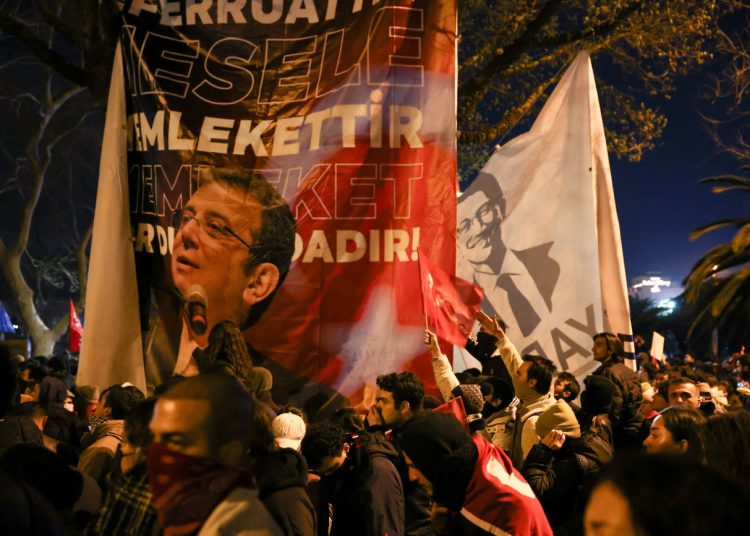 «Ο Ερντογάν συνέλαβε αυτόν που θα μπορούσε να τον νικήσει» – Άγρια καταστολή στις διαδηλώσεις