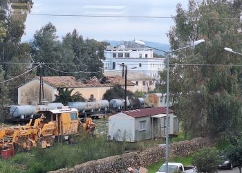 ΠΥΡΓΟΣ: Καταρρέουν τα ιστορικά κτίρια του ΟΣΕ! Σε άθλια κατάσταση ο περιβάλλων χώρος – Πλήρης εγκατάλειψη