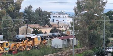 ΠΥΡΓΟΣ: Καταρρέουν τα ιστορικά κτίρια του ΟΣΕ! Σε άθλια κατάσταση ο περιβάλλων χώρος – Πλήρης εγκατάλειψη