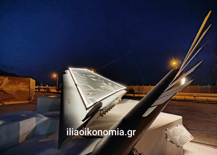 Κατάκολο: Συγκλονιστικό το μνημείο το βράδυ για τους πεσόντες αεροπόρους