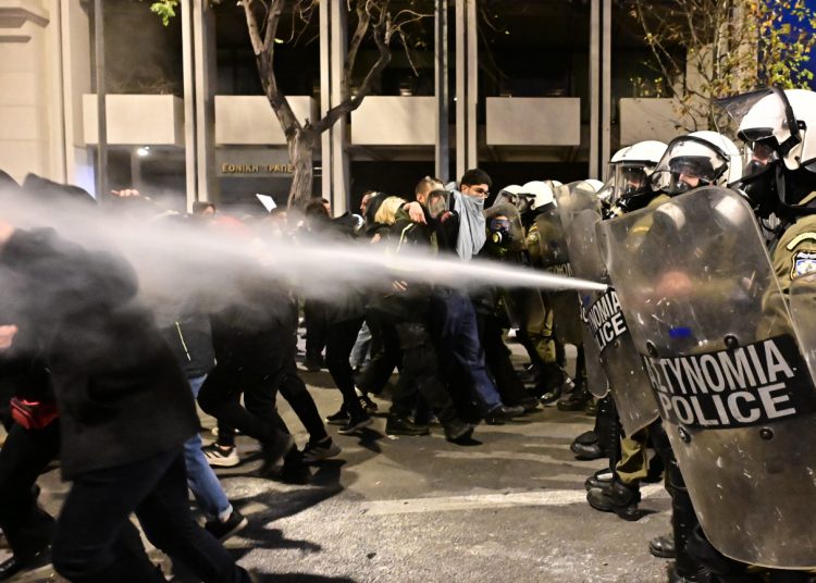 Τέμπη: Επίθεση από τα ΜΑΤ δέχθηκε πατέρας θύματος