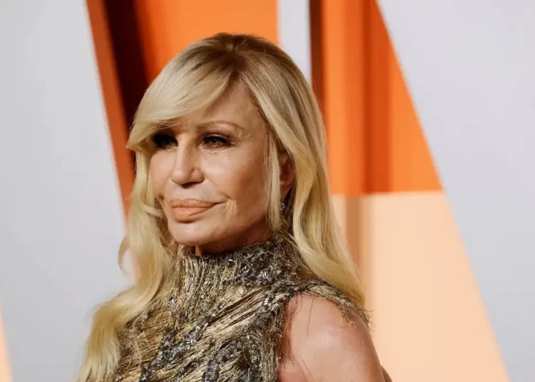 Η Ντονατέλα Βερσάτσε αποχωρεί από το τιμόνι του οίκου μετά από 30 χρόνια