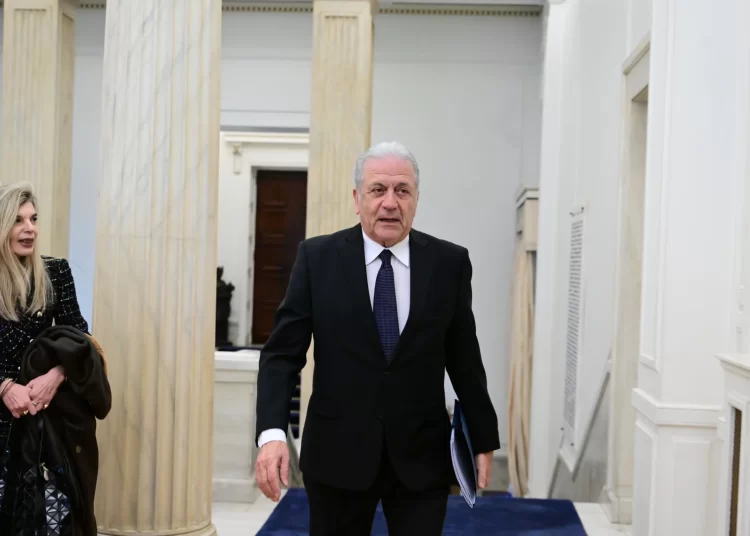 «Σφάζει με το γάντι» ο Αβραμόπουλος για τις αυξήσεις στις ένοπλες δυνάμεις